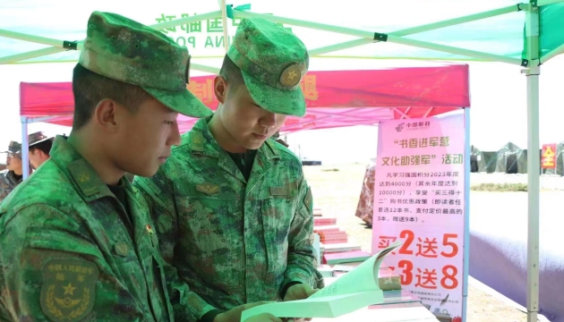 中國郵政集團(tuán)有限公司迪慶州分公司到駐迪部隊(duì)開展“圖書+集郵”進(jìn)軍營活動(dòng)
