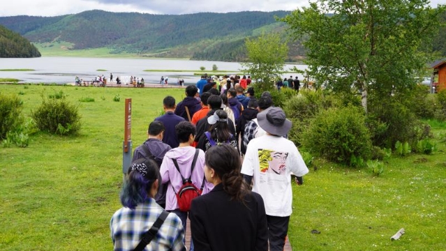 普達(dá)措國家公園暑期旅游持續(xù)升溫