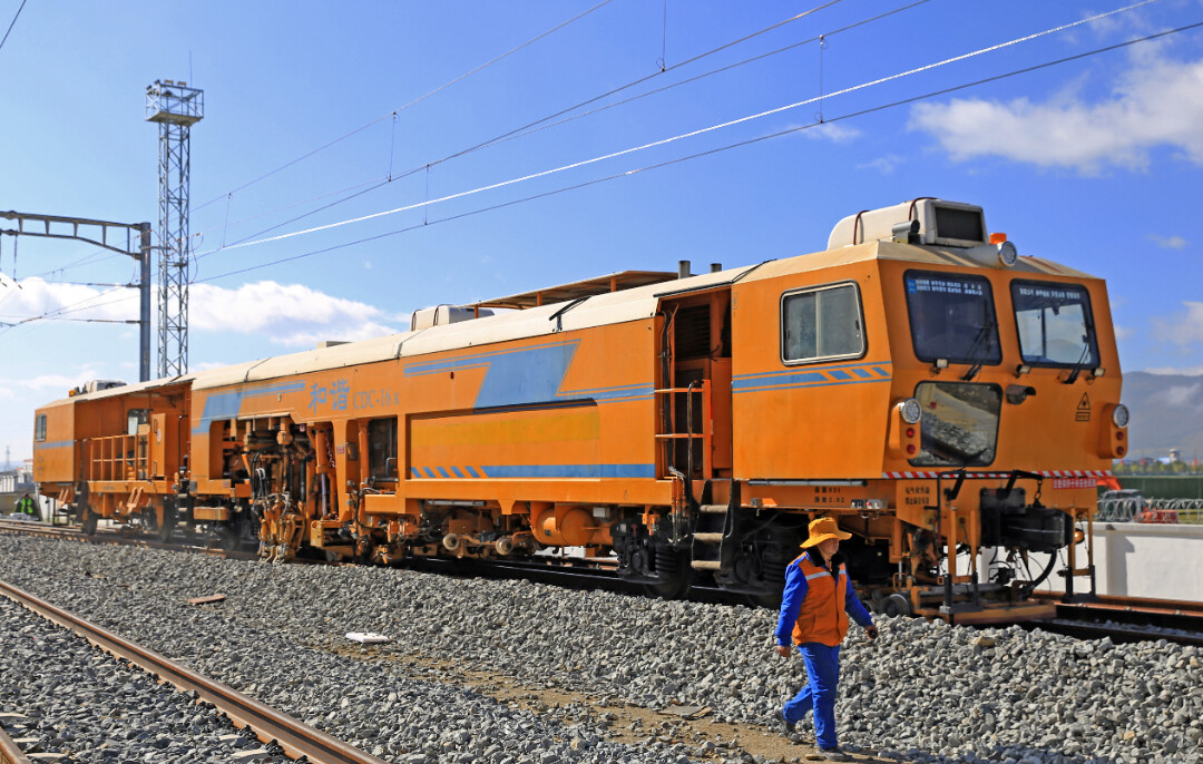 2、軌道車進(jìn)行大機(jī)搗固作業(yè)（副）.jpg
