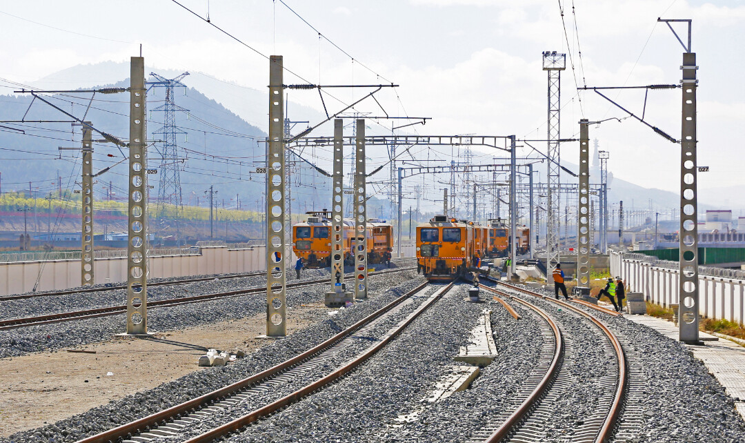 1、軌道車進(jìn)行大機(jī)搗固作業(yè)（主）.jpg