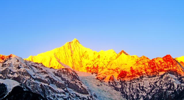 如果2024年的幸運有顏色 一定是梅里雪山日照金山的金