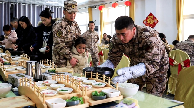 武警云南總隊(duì)機(jī)動(dòng)某支隊(duì)開展品嘗“軍營過橋米線”活動(dòng)