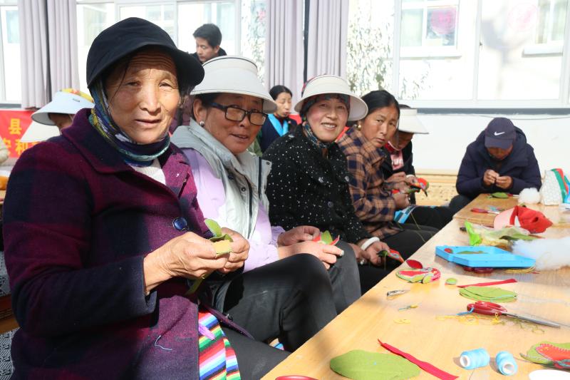 德欽縣羊拉鄉(xiāng)雅瑞安和社區(qū)開(kāi)展2024年第三期農(nóng)村婦女手工編織培訓(xùn)