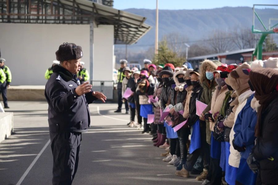 香麗高速公路交巡警大隊(duì)深入香格里拉市小中甸鎮(zhèn)團(tuán)結(jié)村、和平村、聯(lián)合村，開(kāi)展“禁止行人上高速”主題宣傳