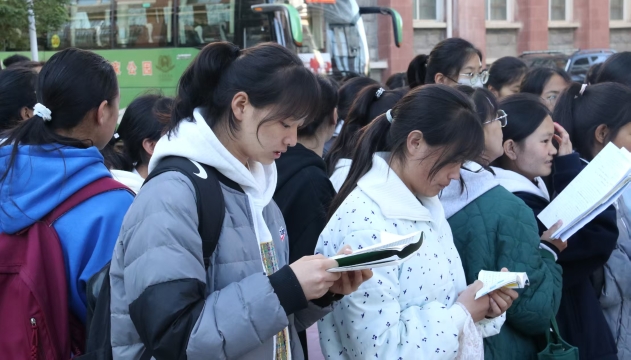 千名學(xué)子赴考 多部門聯(lián)動護航