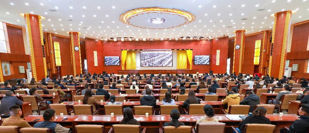 迪慶州各族干部群眾收聽收看紀(jì)念中國人民抗日戰(zhàn)爭(zhēng)暨世界反法西斯戰(zhàn)爭(zhēng)勝利80周年大會(huì)直播