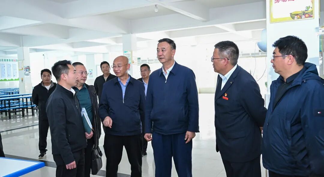 張衛(wèi)東到香格里拉城區(qū)部分中小學(xué)調(diào)研時強調(diào) 以精細化管理筑牢安全防線 努力辦好人民滿意的教育