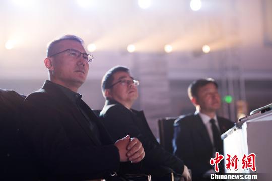 圖為大賽現(xiàn)場評委。　何蓬磊 攝