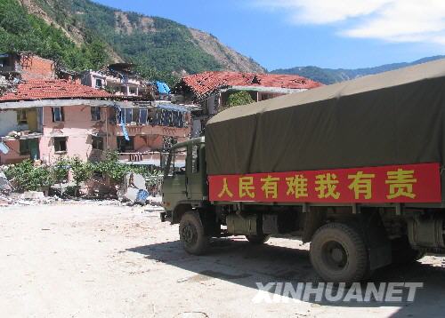 防化兵某部的軍車停在北川縣城內(nèi)（7月5日攝）。7月5日，記者經(jīng)特許進(jìn)入地震重災(zāi)區(qū)北川縣城采訪，用相機(jī)記錄下北川縣城的現(xiàn)狀。