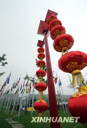  這是7月28日拍攝的奧運村內(nèi)的紅燈籠。 隨處可見的中國元素為奧運村增添了風采，也方便了來自世界各地、參加北京奧運會的賓朋體驗獨特的中國文化。 新華社記者 李勇 攝 