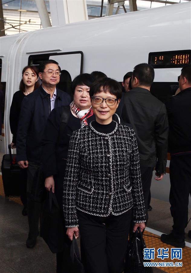 （十九大）出席十九大的上海代表團抵京